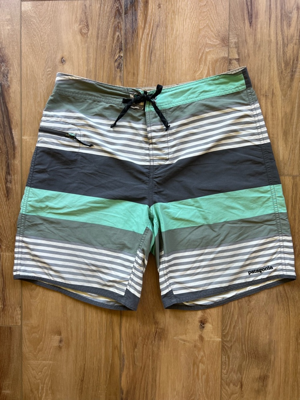 Patagonia Wavefarer Stretch 8.5” Inseam Boardshorts Patch Pocket Striped 34 Mens